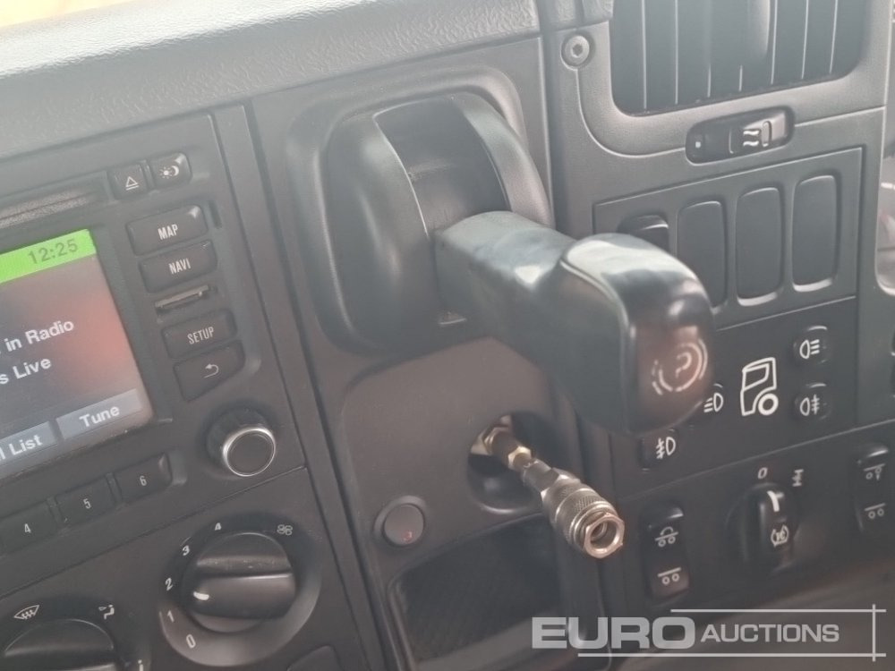 Kamion s otvorenim sandukom za prijevoz teških strojeva 2016 Scania P370: slika Kamion s otvorenim sandukom za prijevoz teških strojeva 2016 Scania P370
