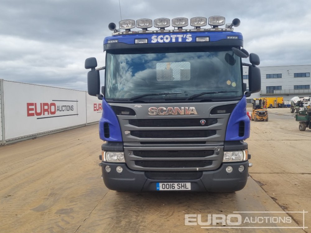 Kamion s otvorenim sandukom za prijevoz teških strojeva 2016 Scania P370: slika Kamion s otvorenim sandukom za prijevoz teških strojeva 2016 Scania P370
