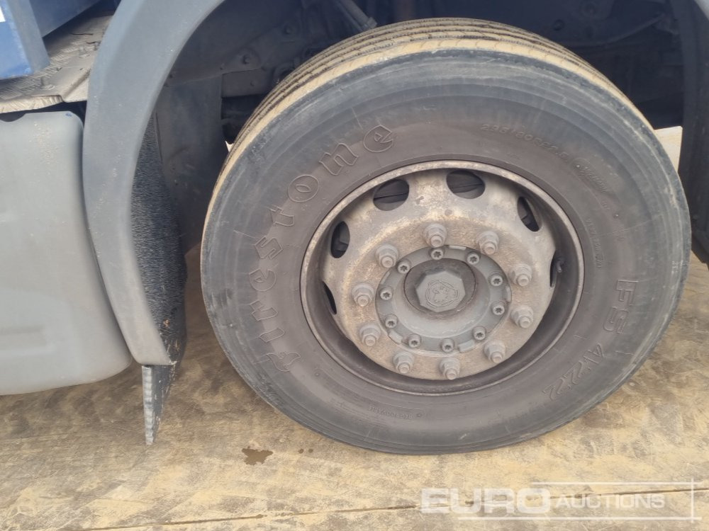 Kamion s otvorenim sandukom za prijevoz teških strojeva 2016 Scania P370: slika Kamion s otvorenim sandukom za prijevoz teških strojeva 2016 Scania P370