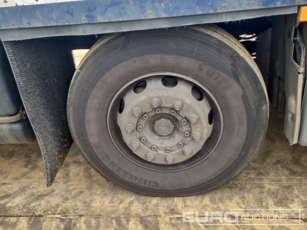 Kamion s otvorenim sandukom za prijevoz teških strojeva 2016 Scania P370: slika Kamion s otvorenim sandukom za prijevoz teških strojeva 2016 Scania P370