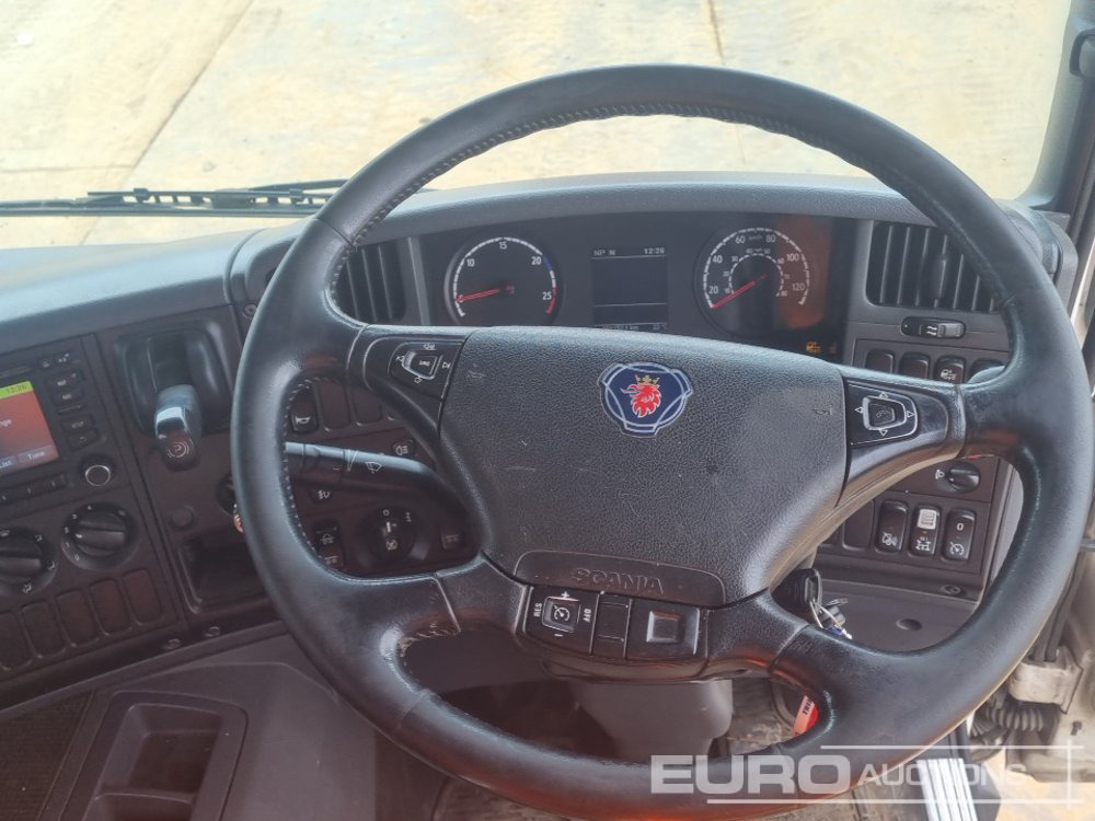 Kamion s otvorenim sandukom za prijevoz teških strojeva 2016 Scania P370: slika Kamion s otvorenim sandukom za prijevoz teških strojeva 2016 Scania P370