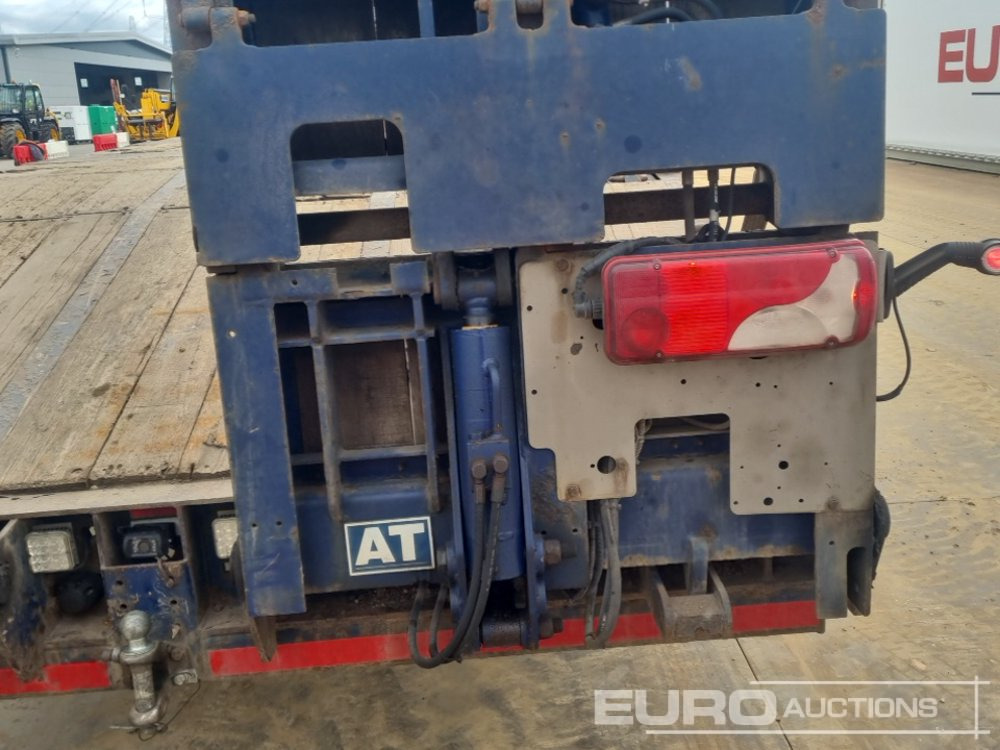 Kamion s otvorenim sandukom za prijevoz teških strojeva 2016 Scania P370: slika Kamion s otvorenim sandukom za prijevoz teških strojeva 2016 Scania P370