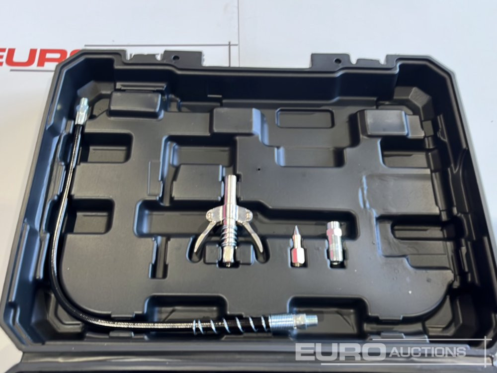 Boss 21 Volt Lithium Battery Cordless Grease Gun, 2 Batteries, Charger, Case, Shoulder Strap, Extension Pieces and Fittings (Cont 47, 36 boxes 144pc NEW STOCK) - Oprema za radionice: slika Boss 21 Volt Lithium Battery Cordless Grease Gun, 2 Batteries, Charger, Case, Shoulder Strap, Extension Pieces and Fittings (Cont 47, 36 boxes 144pc NEW STOCK) - Oprema za radionice Boss 21 Volt Lithium Battery Cordless Grease Gun, 2 Batteries, Charger, Case, Shoulder Strap, Extension Pieces and Fittings (Cont 47, 36 boxes 144pc NEW STOCK) - Oprema za radionice: slika Boss 21 Volt Lithium Battery Cordless Grease Gun, 2 Batteries, Charger, Case, Shoulder Strap, Extension Pieces and Fittings (Cont 47, 36 boxes 144pc NEW STOCK) - Oprema za radionice