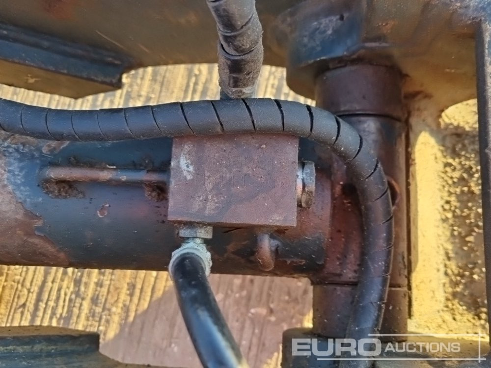 Brza spojka Daemo Hydraulic Quick Hitch 80mm Pin to suit 20 Ton Excavator: slika Brza spojka Daemo Hydraulic Quick Hitch 80mm Pin to suit 20 Ton Excavator