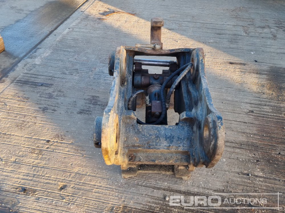 Brza spojka Daemo Hydraulic Quick Hitch 80mm Pin to suit 20 Ton Excavator: slika Brza spojka Daemo Hydraulic Quick Hitch 80mm Pin to suit 20 Ton Excavator