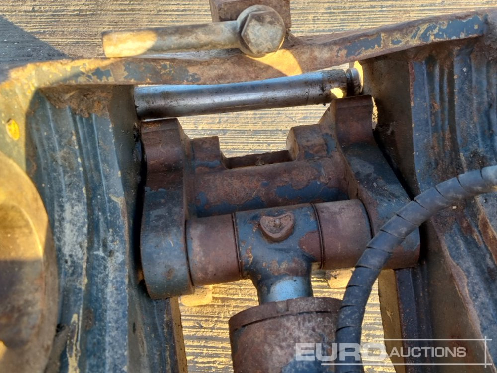 Brza spojka Daemo Hydraulic Quick Hitch 80mm Pin to suit 20 Ton Excavator: slika Brza spojka Daemo Hydraulic Quick Hitch 80mm Pin to suit 20 Ton Excavator