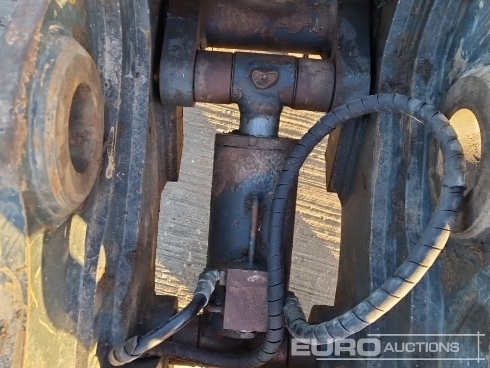 Brza spojka Daemo Hydraulic Quick Hitch 80mm Pin to suit 20 Ton Excavator: slika Brza spojka Daemo Hydraulic Quick Hitch 80mm Pin to suit 20 Ton Excavator