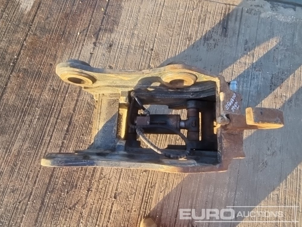 Brza spojka Daemo Hydraulic Quick Hitch 80mm Pin to suit 20 Ton Excavator: slika Brza spojka Daemo Hydraulic Quick Hitch 80mm Pin to suit 20 Ton Excavator