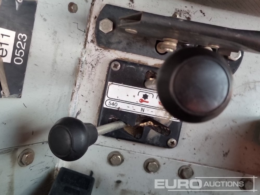 Traktor Massey Ferguson MF382: slika Traktor Massey Ferguson MF382