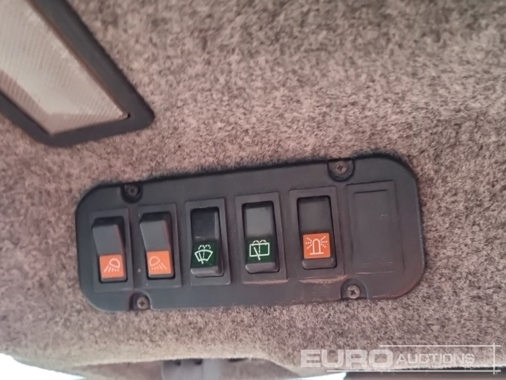 Traktor Massey Ferguson MF382: slika Traktor Massey Ferguson MF382