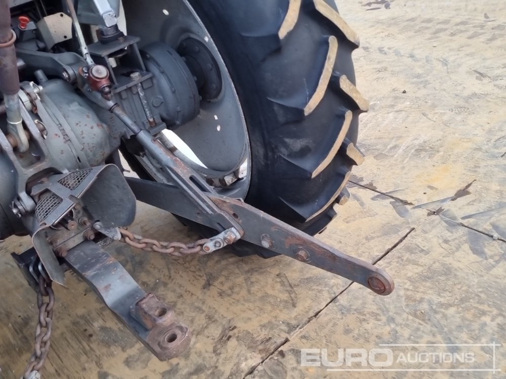 Traktor Massey Ferguson MF382: slika Traktor Massey Ferguson MF382