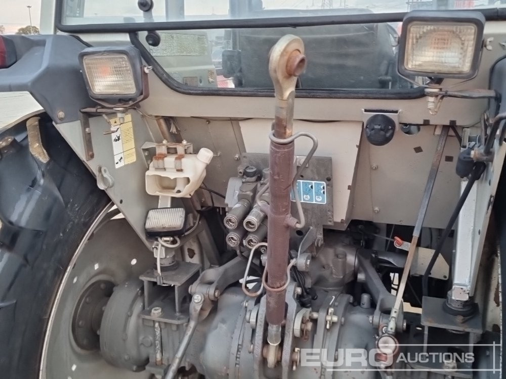 Traktor Massey Ferguson MF382: slika Traktor Massey Ferguson MF382