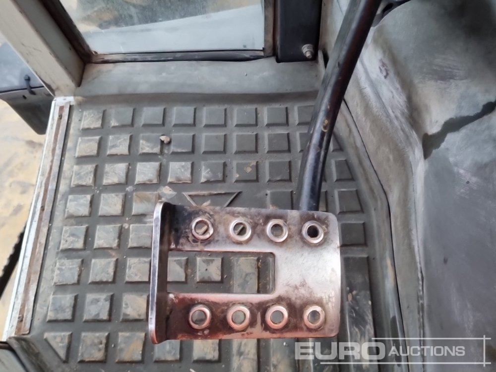 Traktor Massey Ferguson MF382: slika Traktor Massey Ferguson MF382