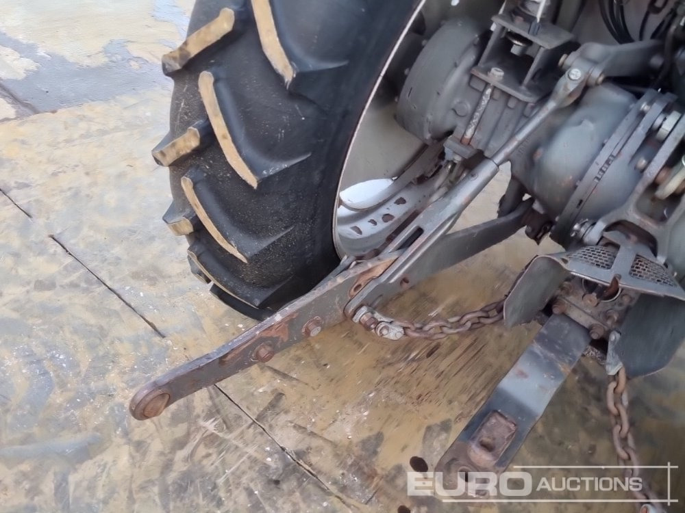 Traktor Massey Ferguson MF382: slika Traktor Massey Ferguson MF382