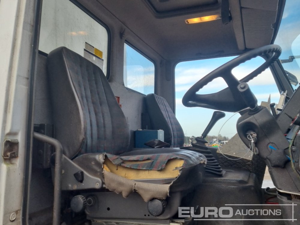 Kamion sandučar Mercedes 1820: slika Kamion sandučar Mercedes 1820