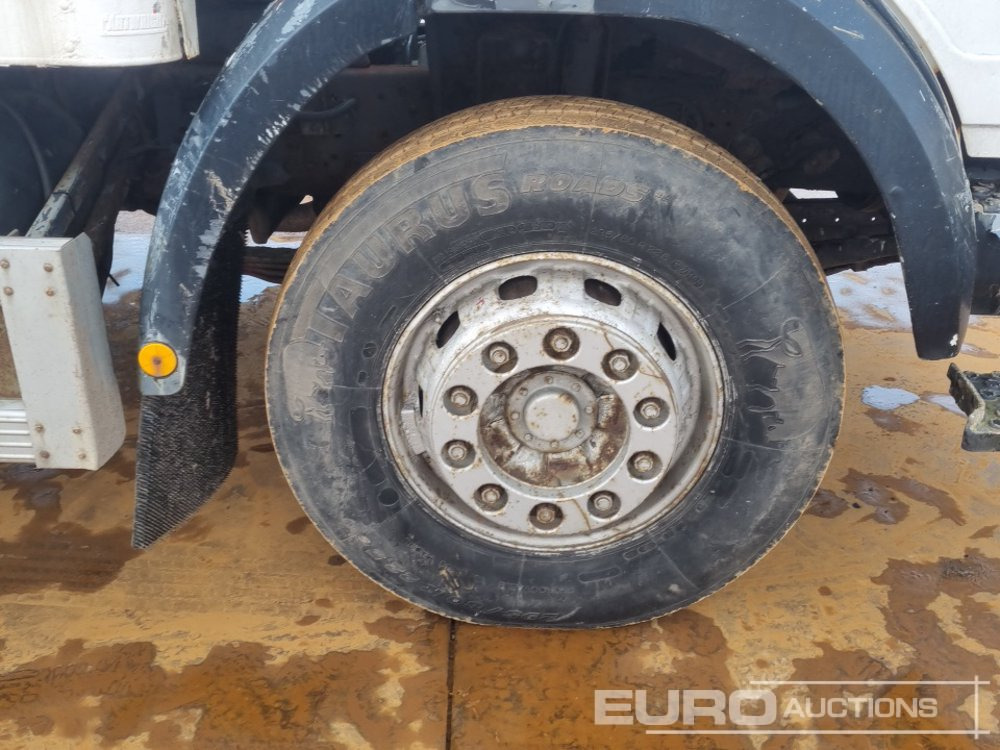 Kamion sandučar Mercedes 1820: slika Kamion sandučar Mercedes 1820