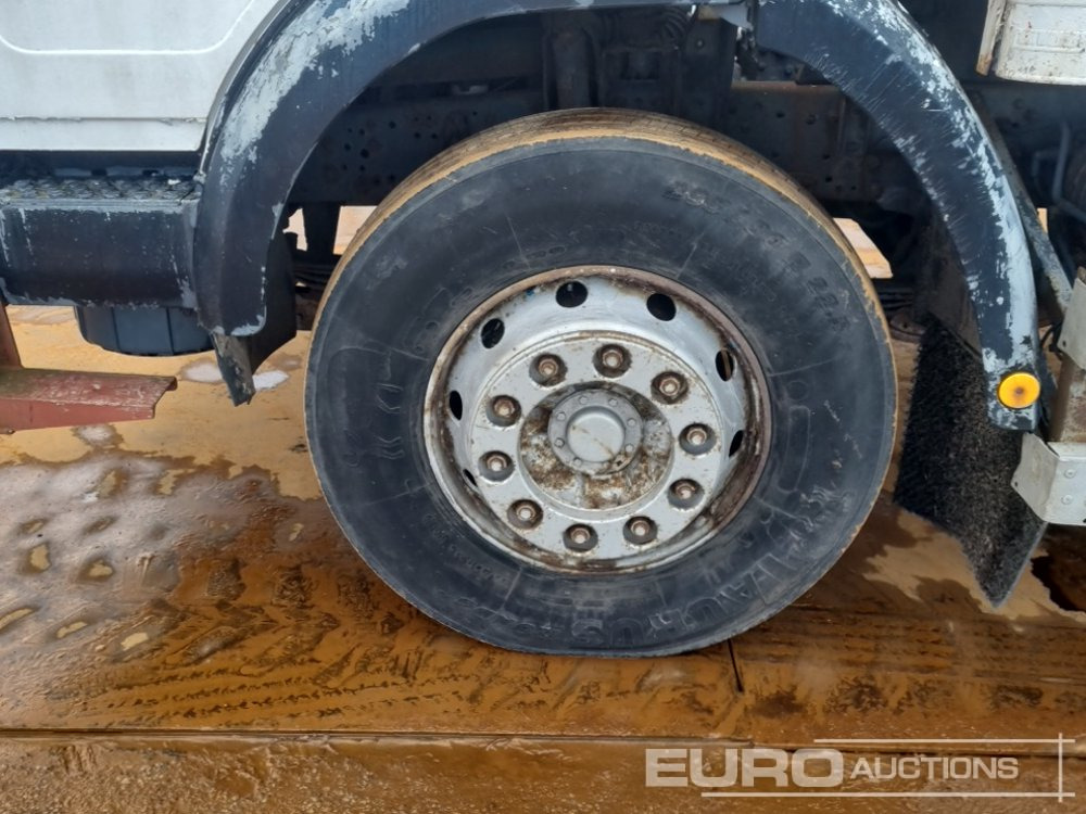 Kamion sandučar Mercedes 1820: slika Kamion sandučar Mercedes 1820