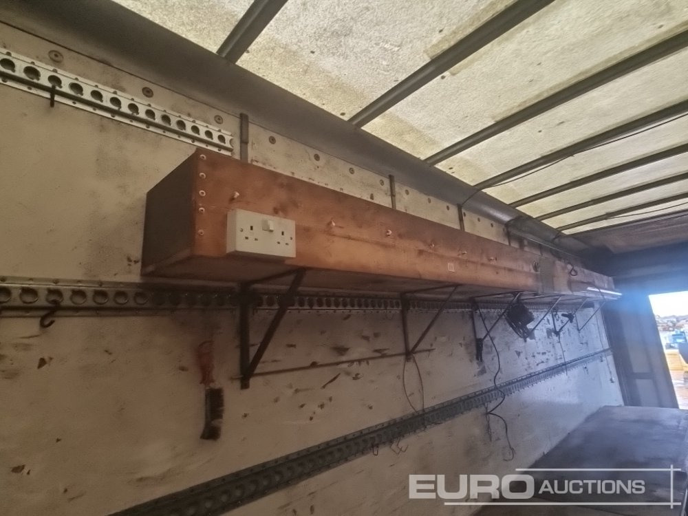 Kamion sandučar Mercedes 1820: slika Kamion sandučar Mercedes 1820