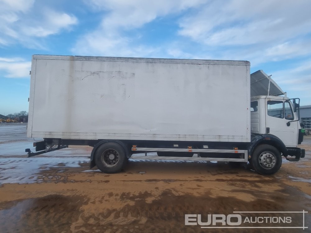 Kamion sandučar Mercedes 1820: slika Kamion sandučar Mercedes 1820