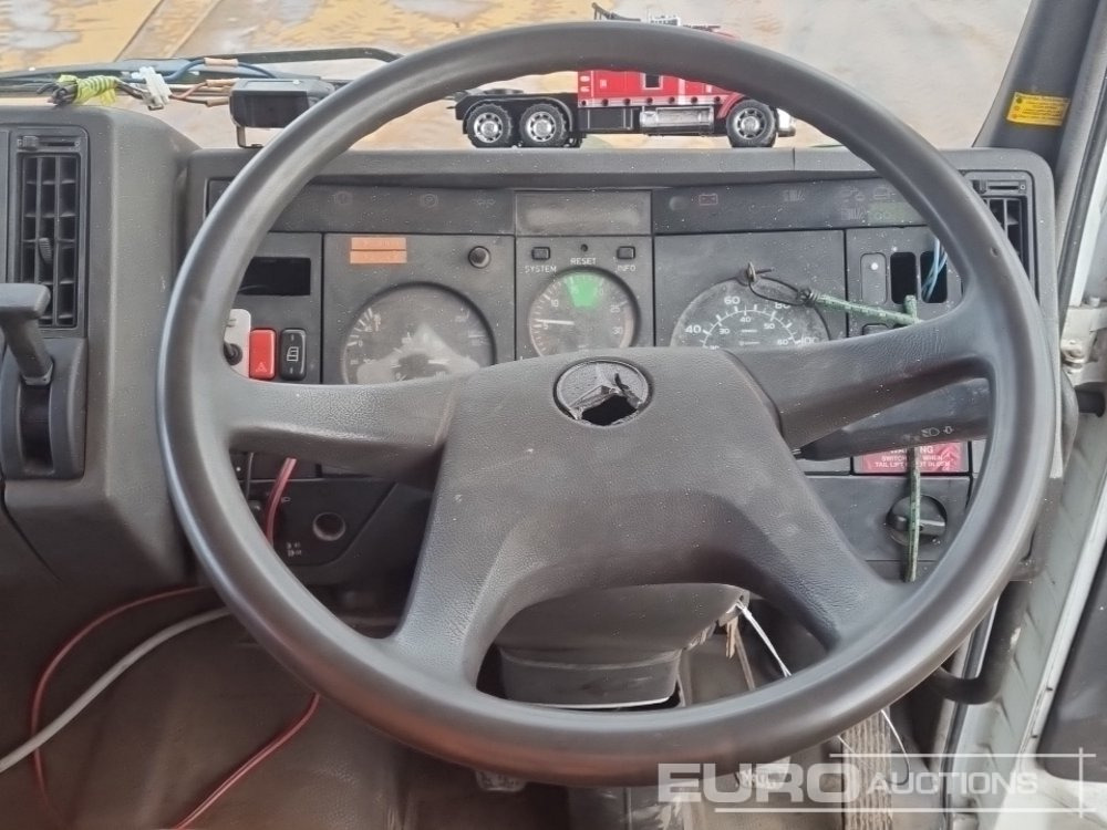 Kamion sandučar Mercedes 1820: slika Kamion sandučar Mercedes 1820