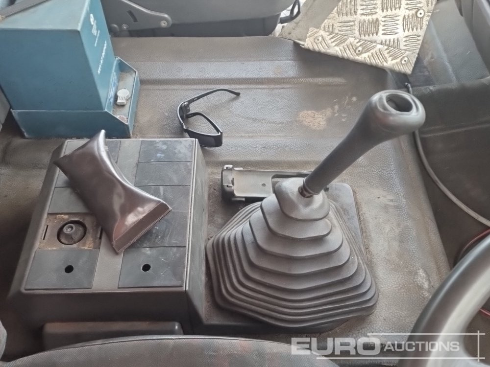 Kamion sandučar Mercedes 1820: slika Kamion sandučar Mercedes 1820