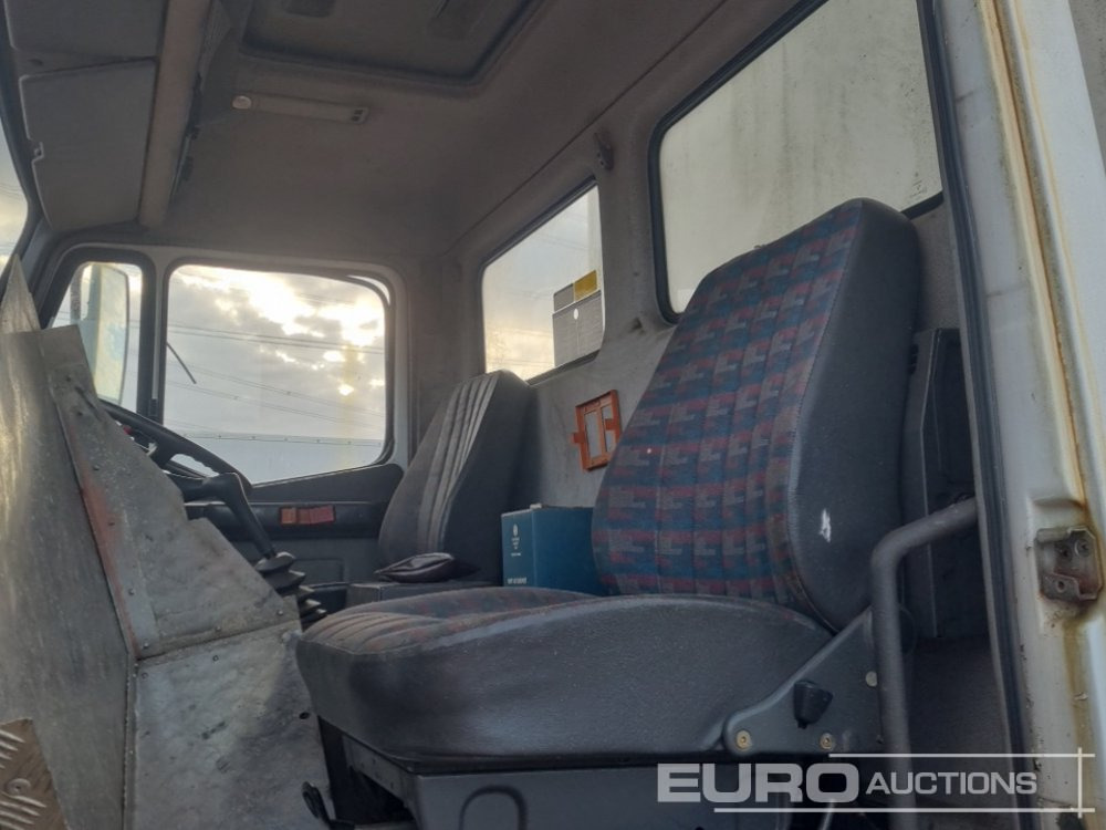 Kamion sandučar Mercedes 1820: slika Kamion sandučar Mercedes 1820