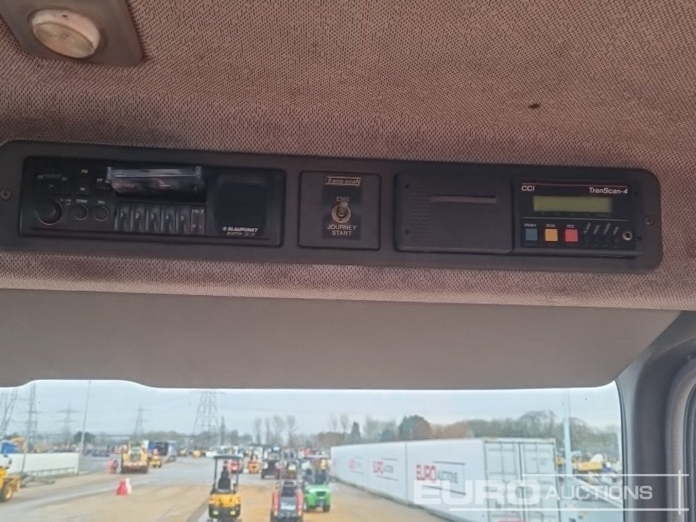 Kamion sandučar Mercedes 1820: slika Kamion sandučar Mercedes 1820