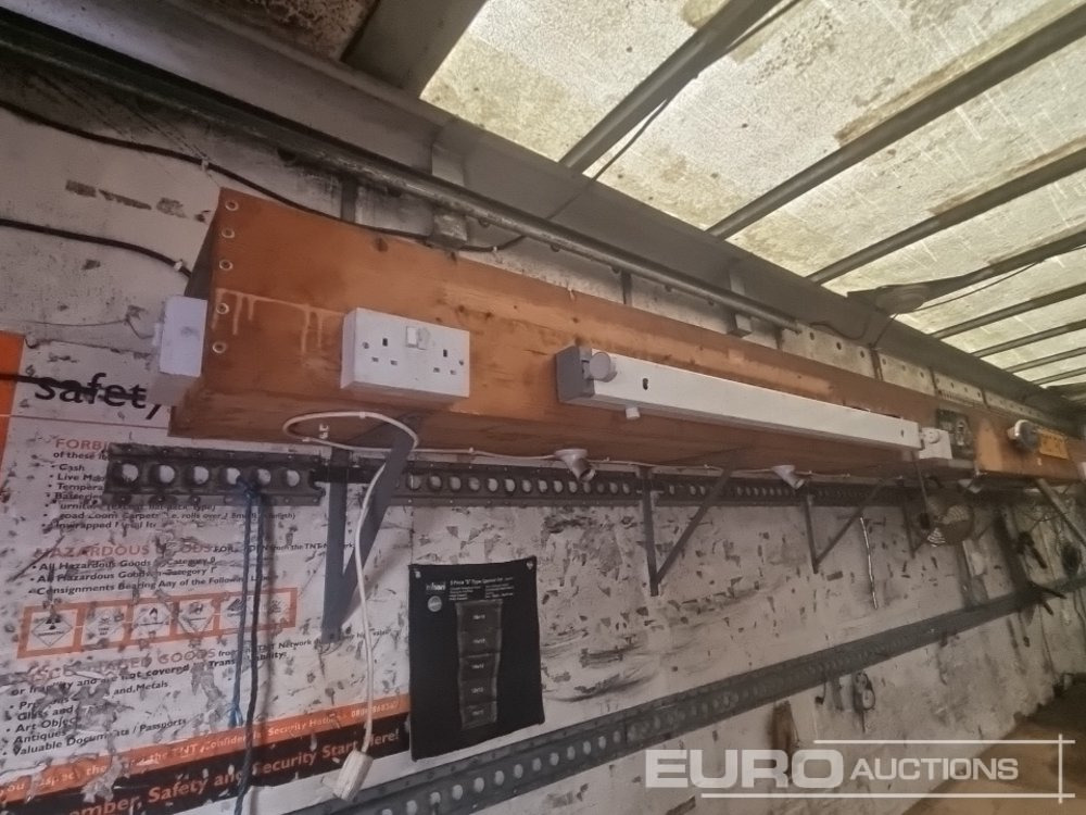 Kamion sandučar Mercedes 1820: slika Kamion sandučar Mercedes 1820