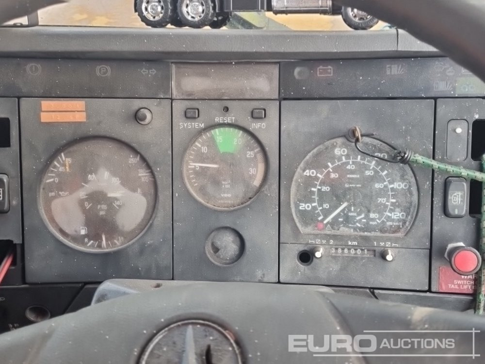 Kamion sandučar Mercedes 1820: slika Kamion sandučar Mercedes 1820