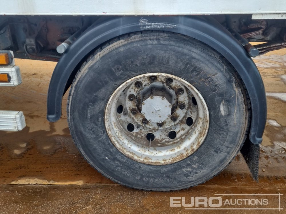 Kamion sandučar Mercedes 1820: slika Kamion sandučar Mercedes 1820