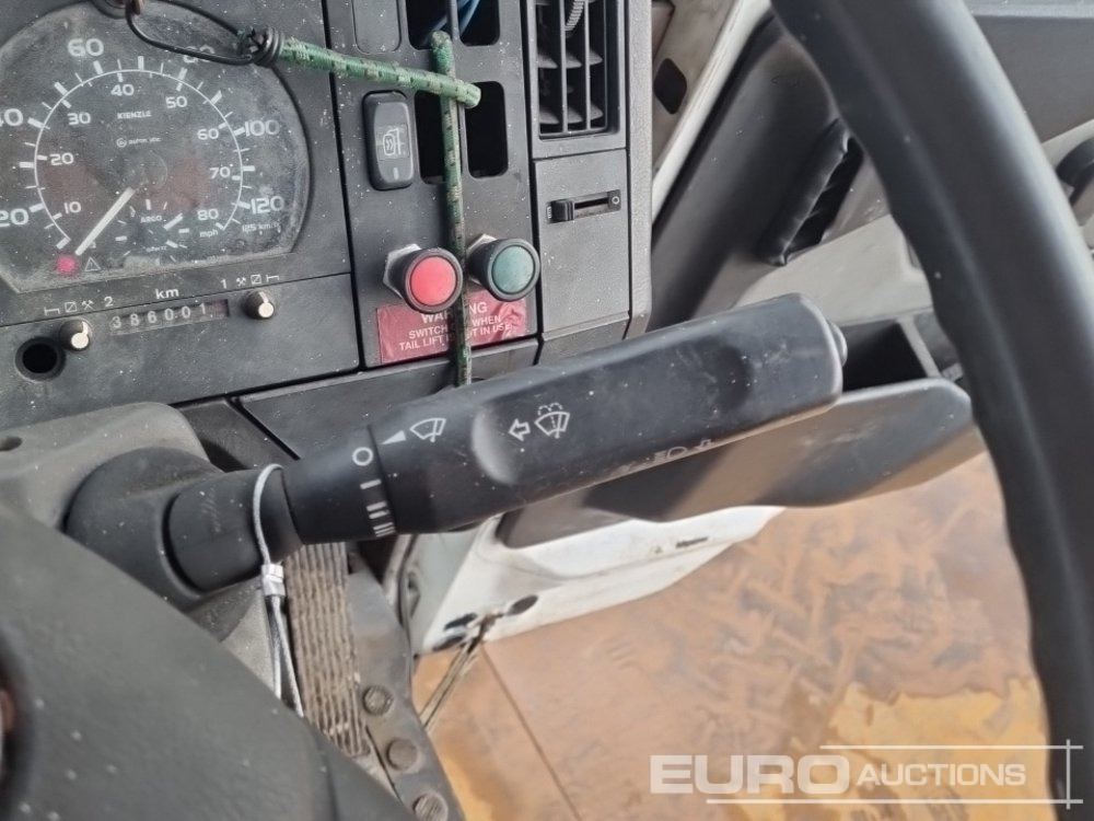 Kamion sandučar Mercedes 1820: slika Kamion sandučar Mercedes 1820