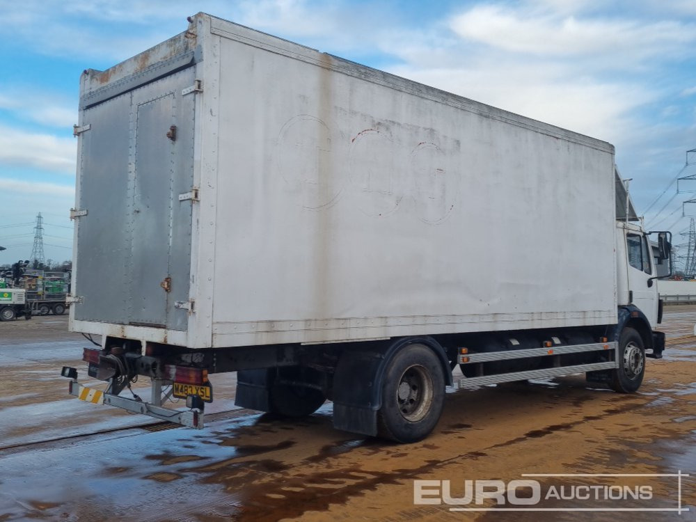 Kamion sandučar Mercedes 1820: slika Kamion sandučar Mercedes 1820