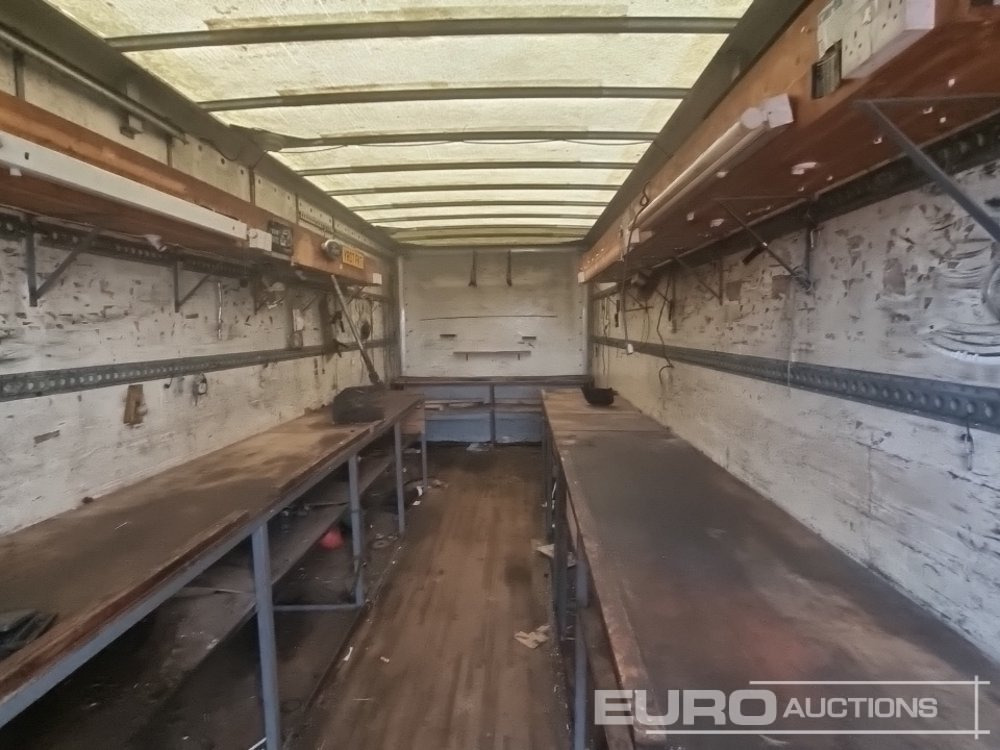 Kamion sandučar Mercedes 1820: slika Kamion sandučar Mercedes 1820