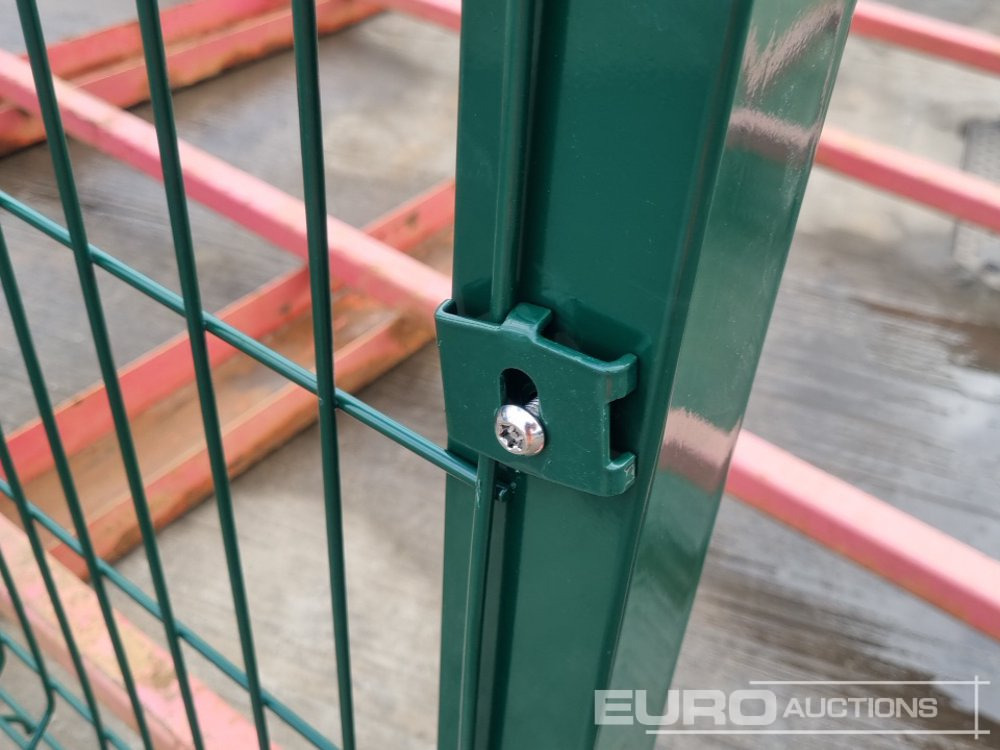 Građevinska oprema Unused Galvanised & Powder Coated Heavy Duty (5mm) Wire Mesh Fencing, 25 x H2.4m x W2.2m Panels, 26 x 60mm x 60mm x3m Posts, with Fittings (Green): slika Građevinska oprema Unused Galvanised & Powder Coated Heavy Duty (5mm) Wire Mesh Fencing, 25 x H2.4m x W2.2m Panels, 26 x 60mm x 60mm x3m Posts, with Fittings (Green)
