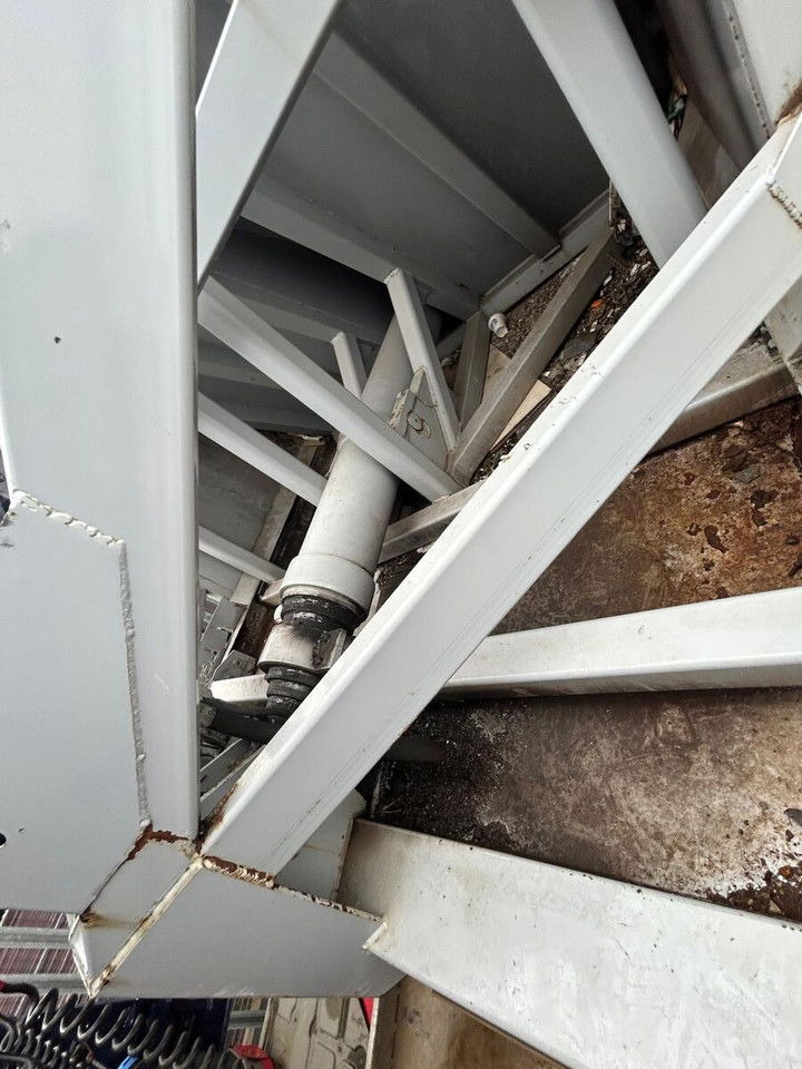 Legras - Poluprikolica s pokretnim podom: slika Legras - Poluprikolica s pokretnim podom Legras - Poluprikolica s pokretnim podom: slika Legras - Poluprikolica s pokretnim podom