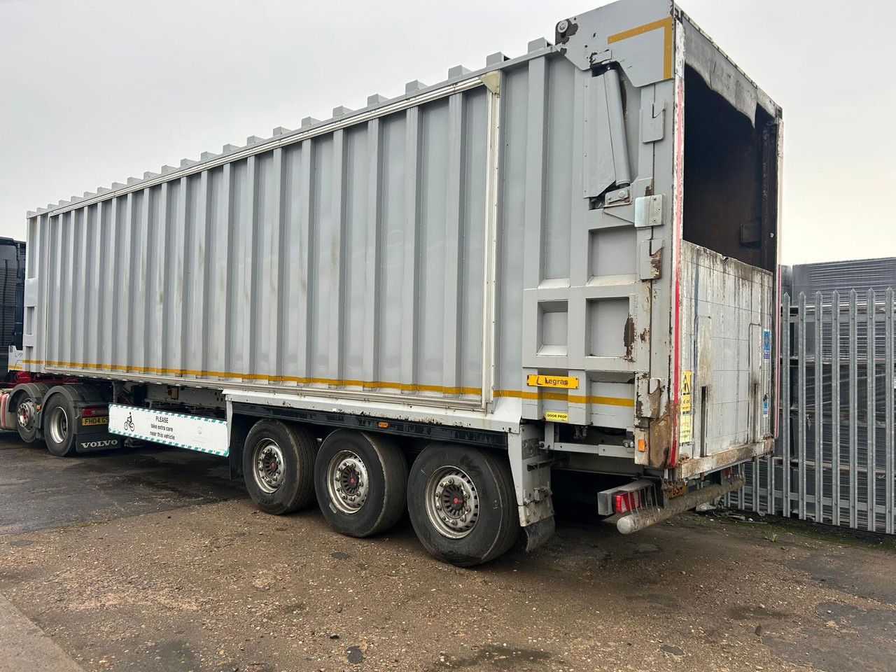 Legras - Poluprikolica s pokretnim podom: slika Legras - Poluprikolica s pokretnim podom Legras - Poluprikolica s pokretnim podom: slika Legras - Poluprikolica s pokretnim podom