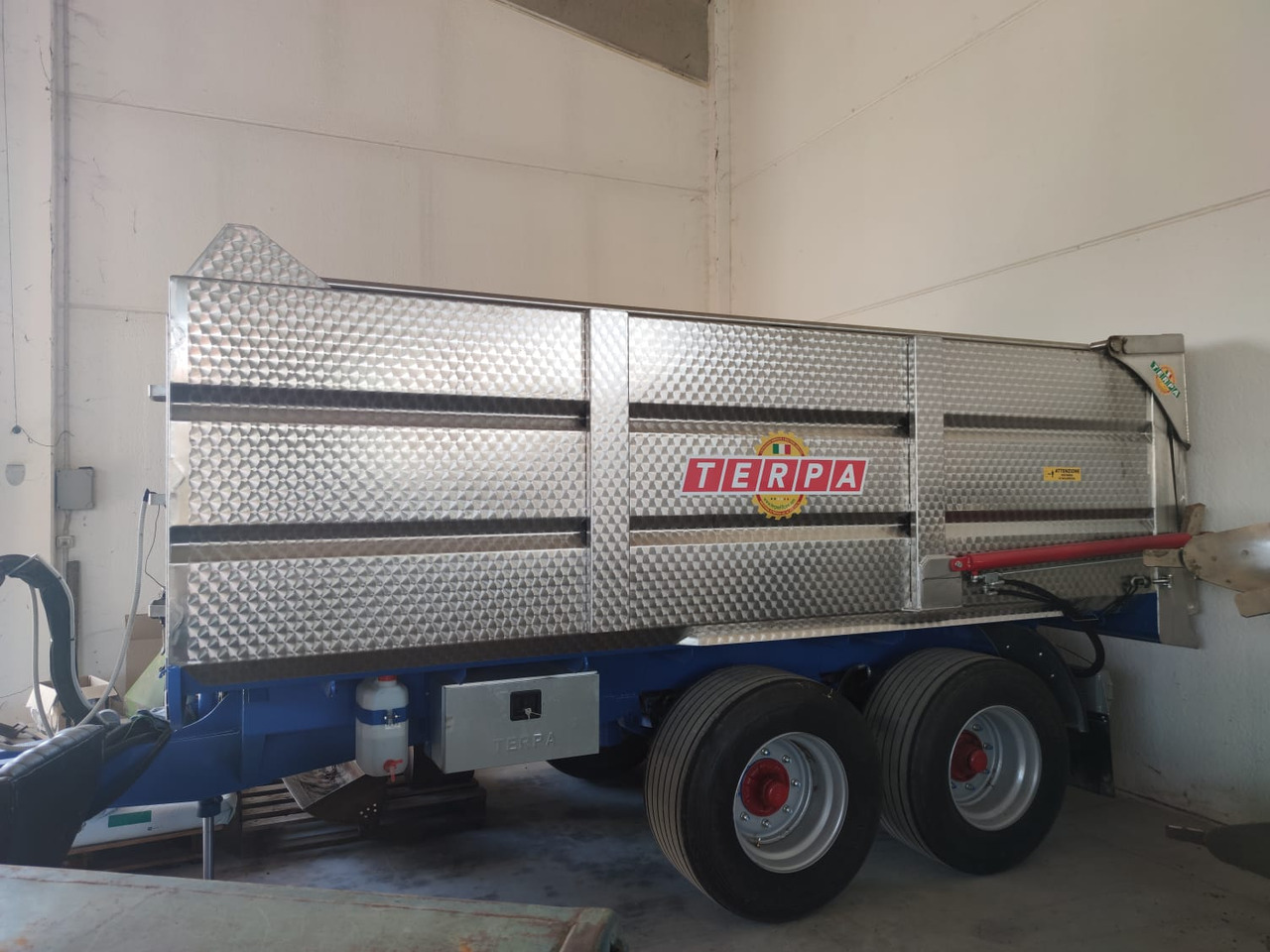 Rimorchio per vendemmia usato Terpa TT 12 HA - Prikolica za poljoprivredna gospodarstva: slika Rimorchio per vendemmia usato Terpa TT 12 HA - Prikolica za poljoprivredna gospodarstva Rimorchio per vendemmia usato Terpa TT 12 HA - Prikolica za poljoprivredna gospodarstva: slika Rimorchio per vendemmia usato Terpa TT 12 HA - Prikolica za poljoprivredna gospodarstva