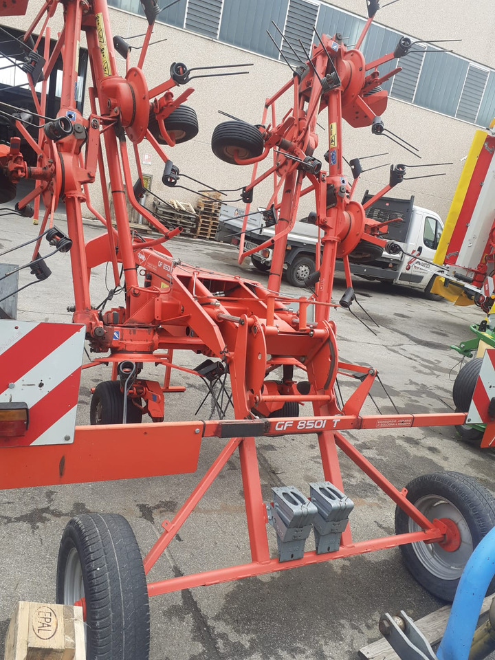Voltafieno usato Kuhn GF 8501 T - Prevrtač sijena/ Grabulje: slika Voltafieno usato Kuhn GF 8501 T - Prevrtač sijena/ Grabulje Voltafieno usato Kuhn GF 8501 T - Prevrtač sijena/ Grabulje: slika Voltafieno usato Kuhn GF 8501 T - Prevrtač sijena/ Grabulje