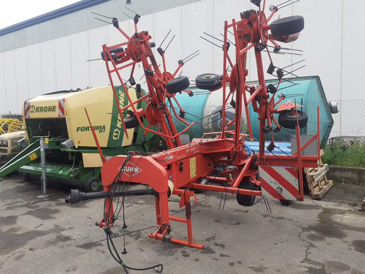 Voltafieno usato Kuhn GF 8501 T - Prevrtač sijena/ Grabulje: slika Voltafieno usato Kuhn GF 8501 T - Prevrtač sijena/ Grabulje Voltafieno usato Kuhn GF 8501 T - Prevrtač sijena/ Grabulje: slika Voltafieno usato Kuhn GF 8501 T - Prevrtač sijena/ Grabulje