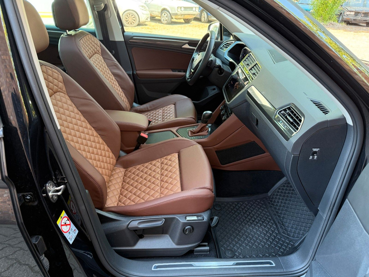 Volkswagen Tiguan Highline/Vi.Cockpit/Dynaudio/Individual - SUV: slika Volkswagen Tiguan Highline/Vi.Cockpit/Dynaudio/Individual - SUV Volkswagen Tiguan Highline/Vi.Cockpit/Dynaudio/Individual - SUV: slika Volkswagen Tiguan Highline/Vi.Cockpit/Dynaudio/Individual - SUV