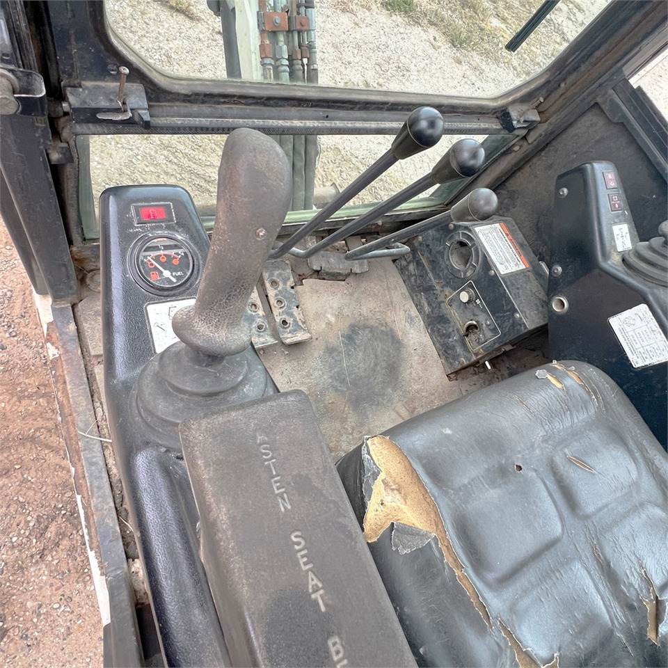 Mini bager Bobcat 320: slika Mini bager Bobcat 320