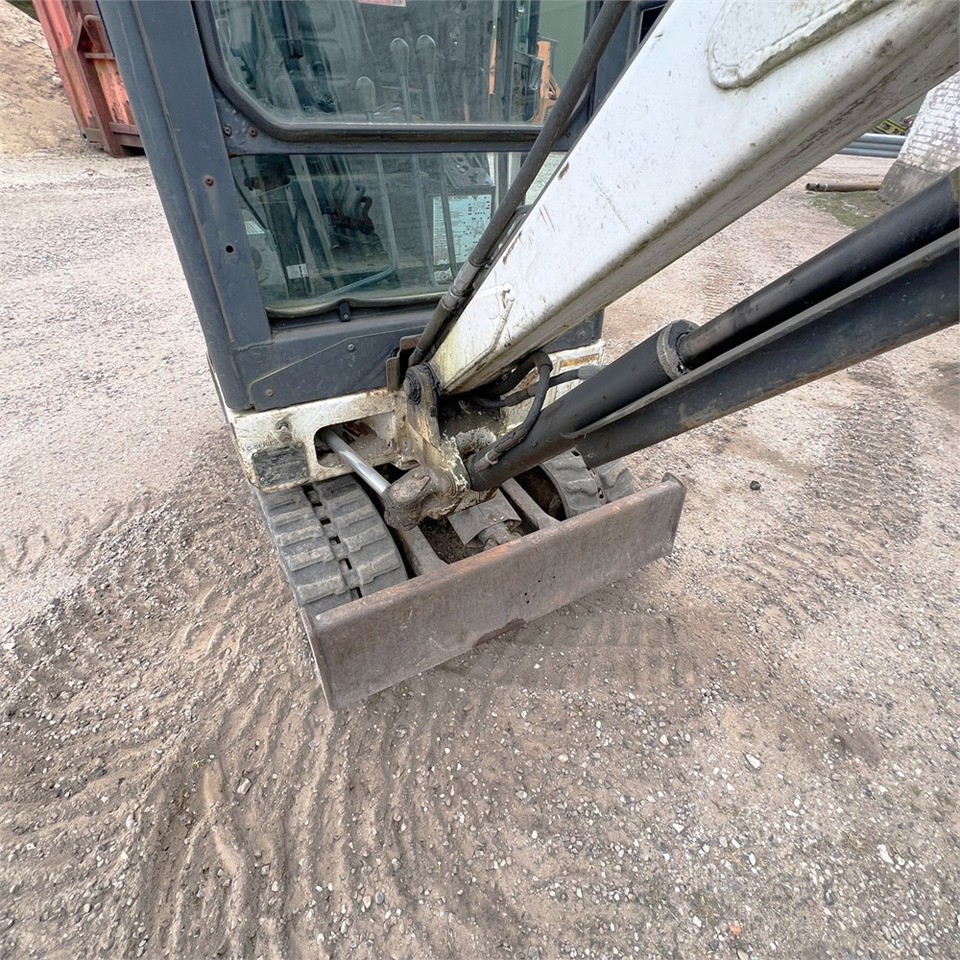 Mini bager Bobcat 320: slika Mini bager Bobcat 320