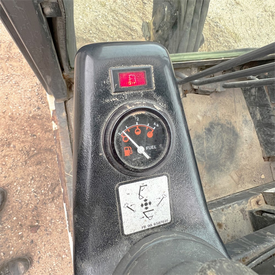 Mini bager Bobcat 320: slika Mini bager Bobcat 320