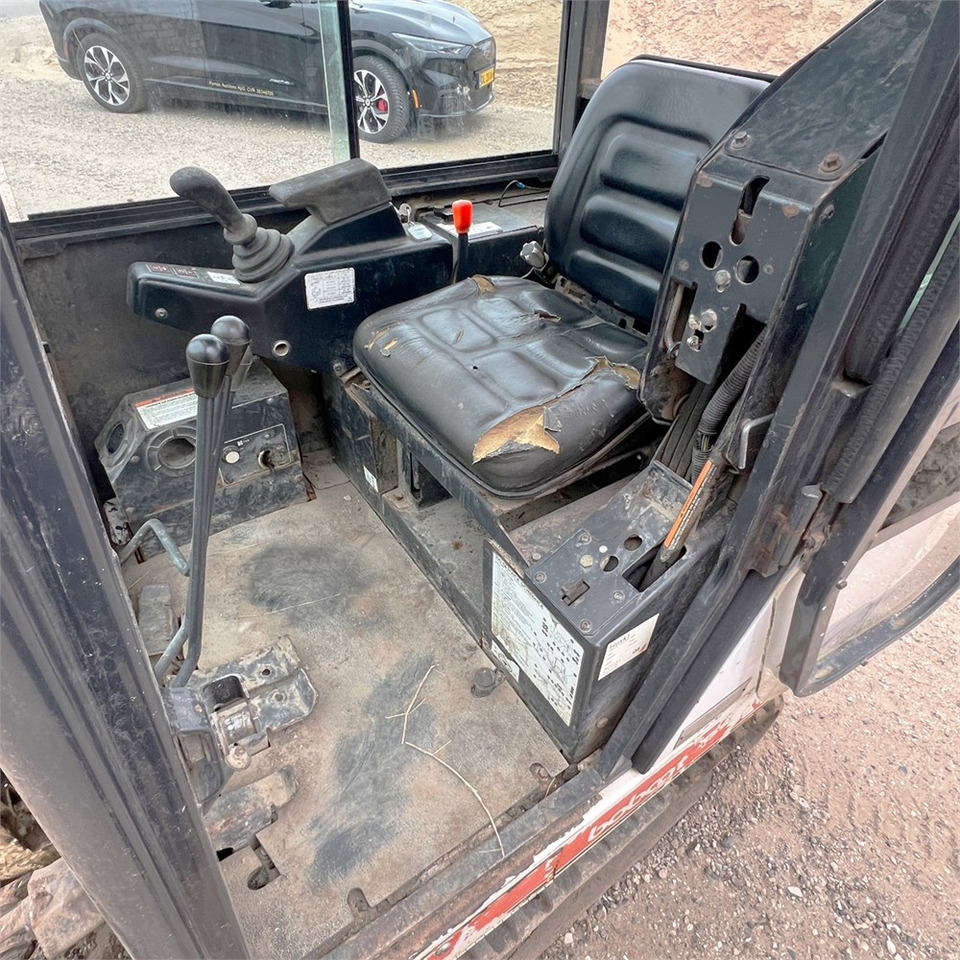 Mini bager Bobcat 320: slika Mini bager Bobcat 320