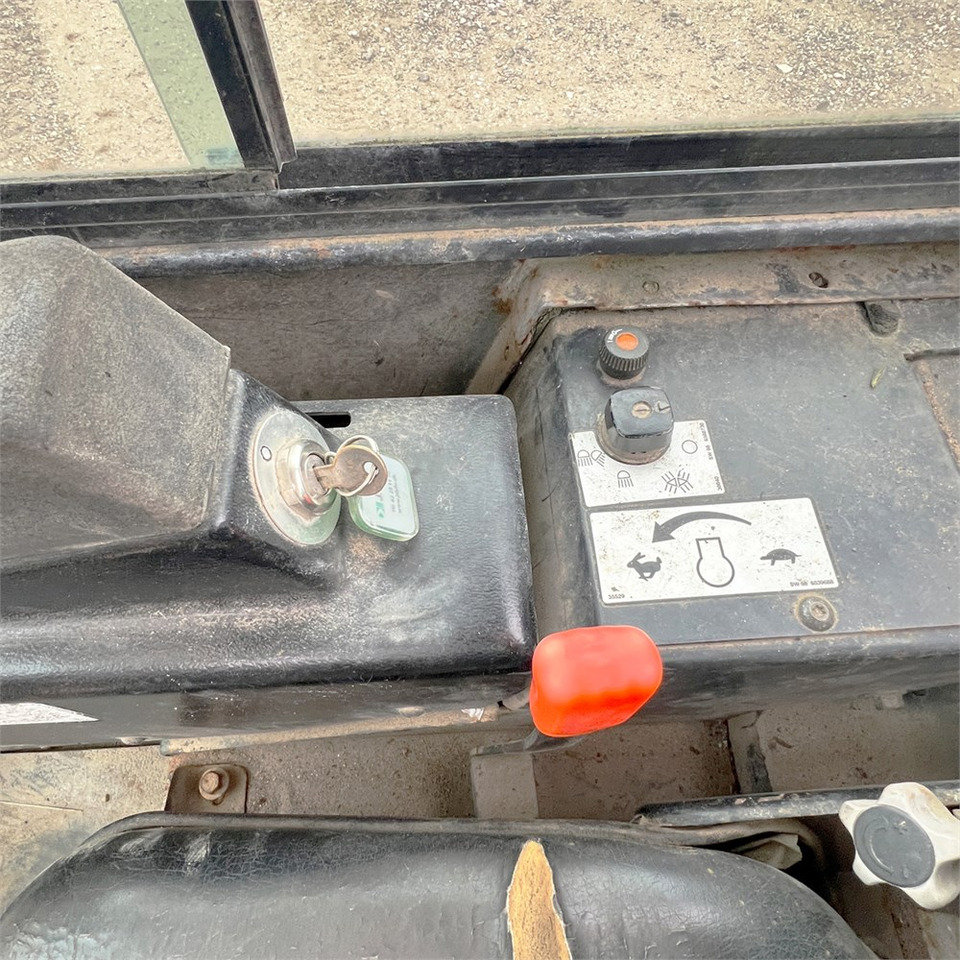 Mini bager Bobcat 320: slika Mini bager Bobcat 320