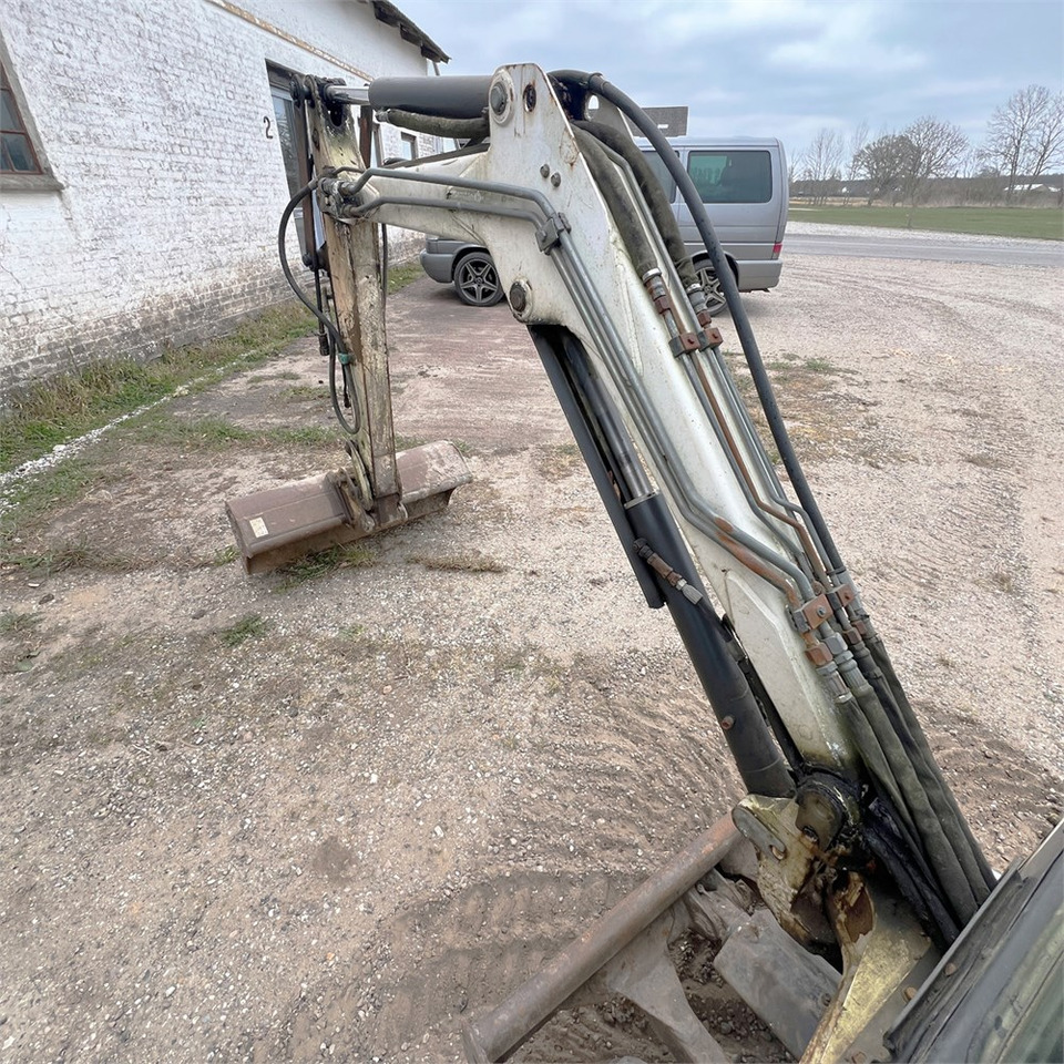Mini bager Bobcat 320: slika Mini bager Bobcat 320