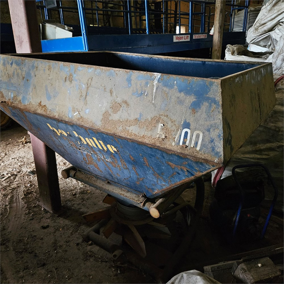 Bogballe B-700 - Oprema za gnojenje: slika Bogballe B-700 - Oprema za gnojenje Bogballe B-700 - Oprema za gnojenje: slika Bogballe B-700 - Oprema za gnojenje