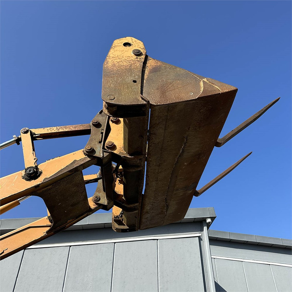 Rovokopač-utovarivač Case 695SM-4PS: slika Rovokopač-utovarivač Case 695SM-4PS Rovokopač-utovarivač Case 695SM-4PS: slika Rovokopač-utovarivač Case 695SM-4PS