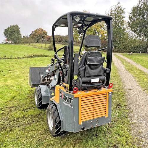 Giant D254SW - Mini utovarivač: slika Giant D254SW - Mini utovarivač Giant D254SW - Mini utovarivač: slika Giant D254SW - Mini utovarivač