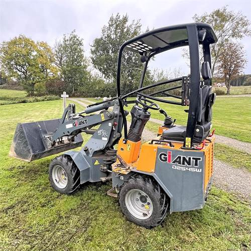 Giant D254SW - Mini utovarivač: slika Giant D254SW - Mini utovarivač Giant D254SW - Mini utovarivač: slika Giant D254SW - Mini utovarivač